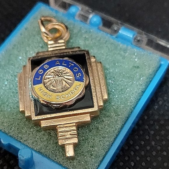 VTG LOS ALTOS High School Class Souvenir Key Charm Pendant CALIFORNIA Senior - Picture 3 of 7